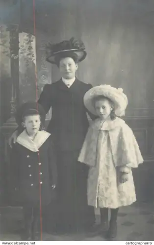 A6031 Suisse Geneva > Genève studio Central children family group souvenir photographic postcard