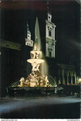 A5538 Austria Mozartstadt Salzburg Residenzbrunnen und Dom bei Nacht