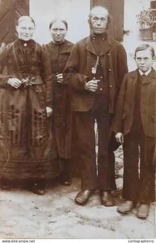 A6017 Photographic postcard anonymous persons children & family group