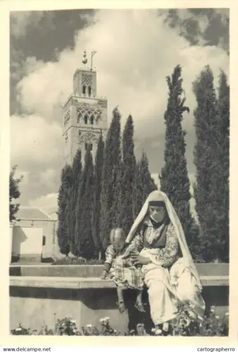 A5568 Morocco Marrakech Koutoubia & mother with young boy