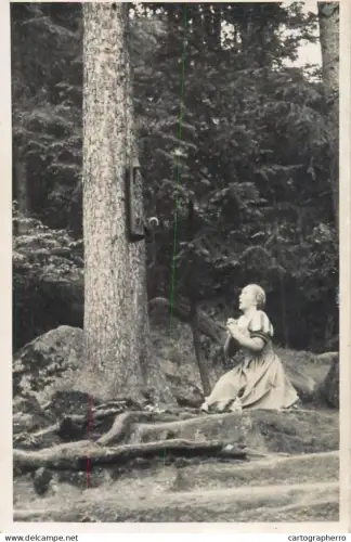 A6051 Woman in devotion photographic postcard
