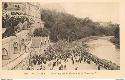 A6073 Lourdes place de la grotte