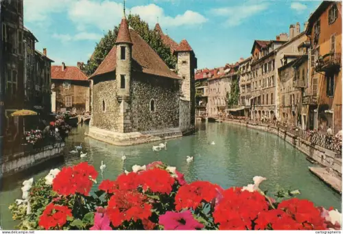 A5674 France Annecy Canal de Thiou Le Palais et le vielle ville