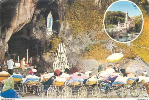 A5693 France Lourdes Les Malades devant la Grotte