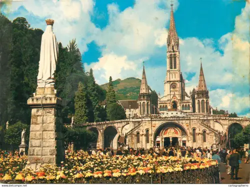 A5688 France Lourdes La Vierge Couronnee et le Sanctuaire
