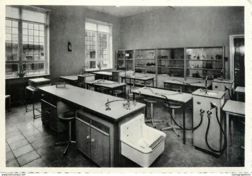 A6093 Belgium Wachtebeke Instituut O. L. Vrouw van het H. Hart salle physique
