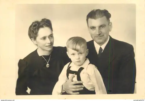 A6099 Photographer named Arzt in Dessau-Roßlau children and family group souvenir photo postcard Germany 1943