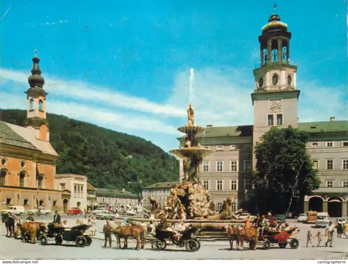 A5769 Austria Salzburg Residenzplatz mit Glockenspiel und Resisdenzbrunnen
