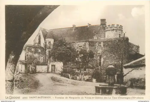 A5832 France Saint Saturnin Fontaine de Marguerite de Valois, Chateau et la Tour d'Auvergne