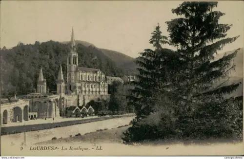 A5885 France Lourdes La Basilique
