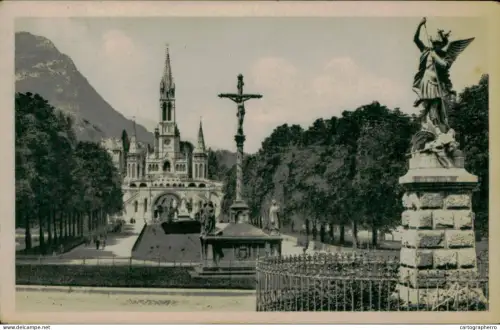 A5885 France Lourdes L'Esplanade et la Basilique