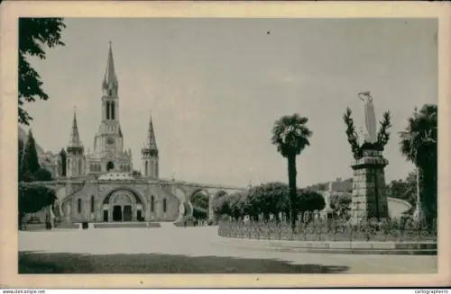 A5885 France Lourdes La Basilique et Vierge Couronnee