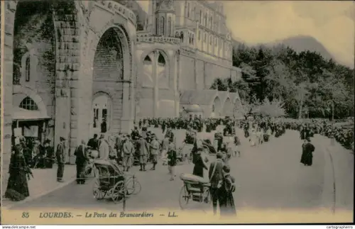 A5885 France Lourdes Le Poste des Brancardiers