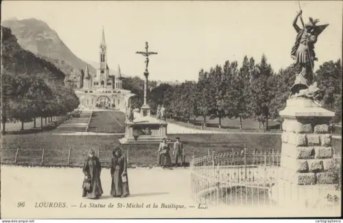 A5867 France Lourdes Statue de St Michel et la Basilique