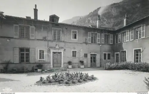 A6216 Veurey Colonie Regina Coeli Isere la cour d`honneur