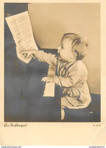 A6215 Photo Postcard K. Hubl - "Ein Anfänger!" - Cute Toddler Baby Playing Piano