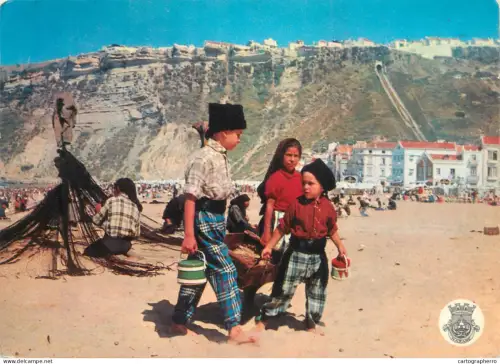 A5661 Portugal Nazare fishermen children