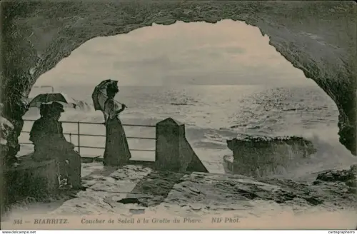 A5887 France Biarritz Grotte du Phare coucher de soleil