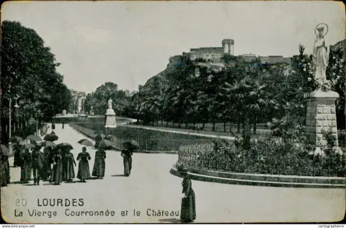A5886 France Lourdes La Vierge Couronnee et le Chateau