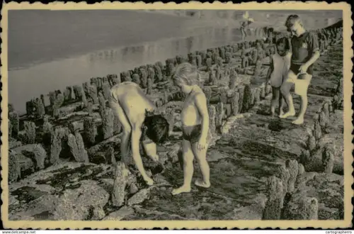 A5928 Belgique Beach fishing and crabbing.
