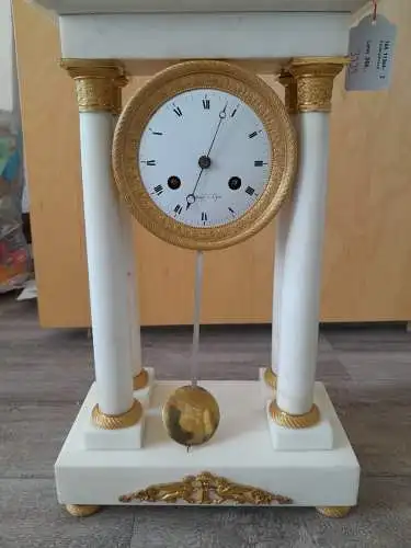 Weiße Marmor Säulenpendule - Französisch - White Marble Pendulum Clock- French Origin