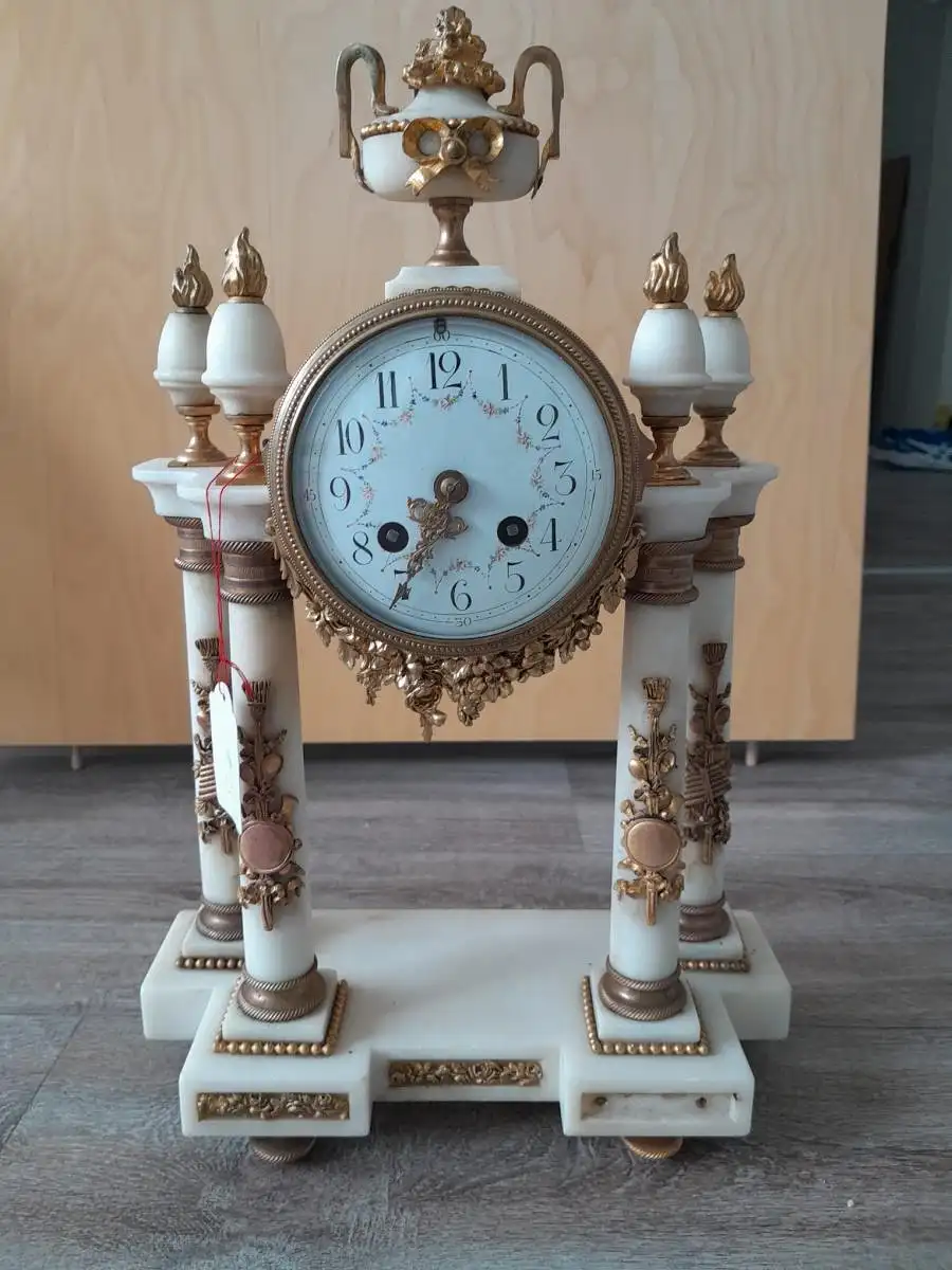Weiße Marmor mit 4 Säulenpendule / White Marble Pendulum Clock with 4 Columns 0