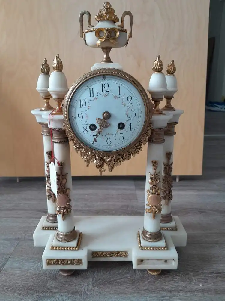 Weiße Marmor mit 4 Säulenpendule / White Marble Pendulum Clock with 4 Columns 0
