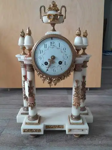 Weiße Marmor mit 4 Säulenpendule / White Marble Pendulum Clock with 4 Columns