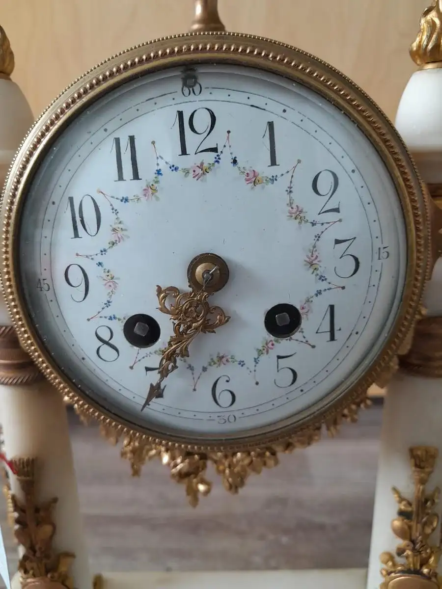 Weiße Marmor mit 4 Säulenpendule / White Marble Pendulum Clock with 4 Columns 1