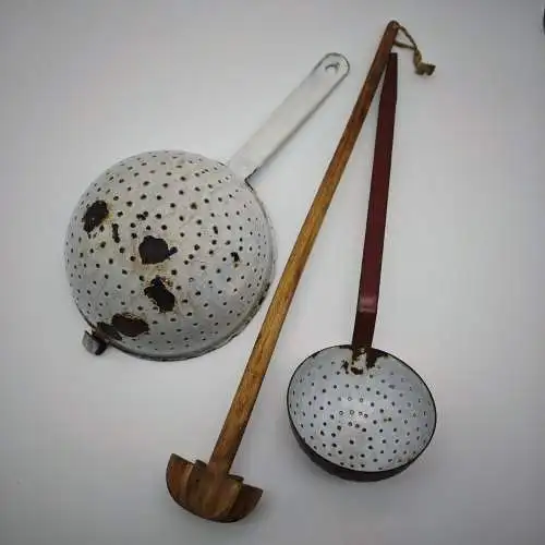 3x antike Küchenutensilien Sieb Schaumkelle Quirl Holz Emaille Email Set