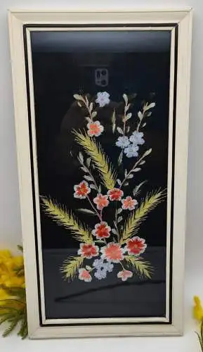 Stickbild Blumen gerahmt Kirschblüten Ähren schwarzer Hintergrund Holzrahmen