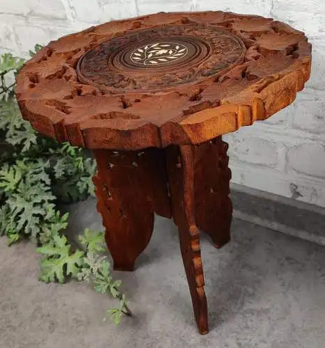 Teetisch Holzschnitzerei mit Intarsien Blumenhocker Blumentisch Dreibein Blätter