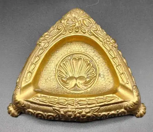 Aschenbecher Chippendale Löwenfüße Muschel Blumenrelief Messing Jugendstil