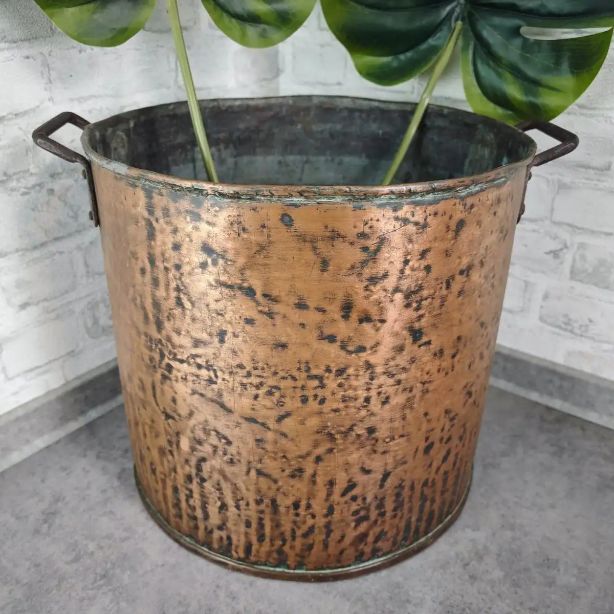 Großer Kupfer Übertopf Eimer mit Griffen 38 cm antik patiniert Hammerschlag Look 1