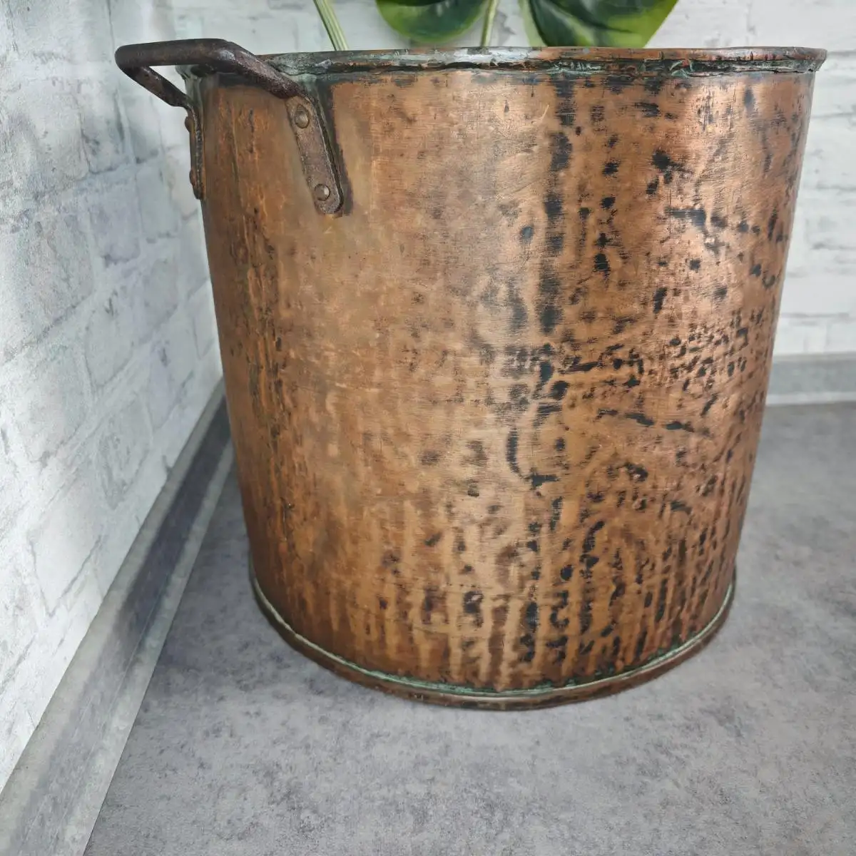 Großer Kupfer Übertopf Eimer mit Griffen 38 cm antik patiniert Hammerschlag Look 4