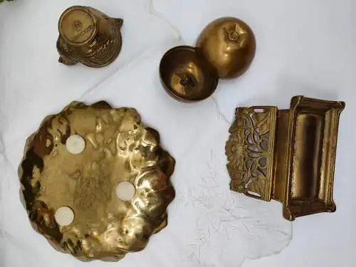 4x Messingobjekte Set Briefmarkenspender Eierbecher Küken Huhn Apfel Schale Dose