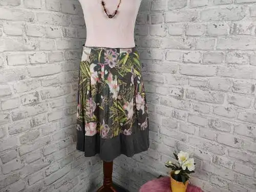 Rock Falten Benetton geblümt khaki rosa grün schwarz Blumen Blätter tropisch