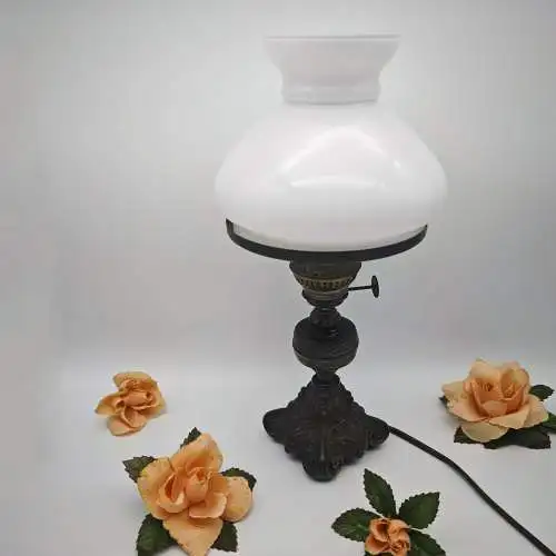 Tischlampe Petroleumlampe elektrisch massiver Messingfuß mit Muschel Blumen Orna