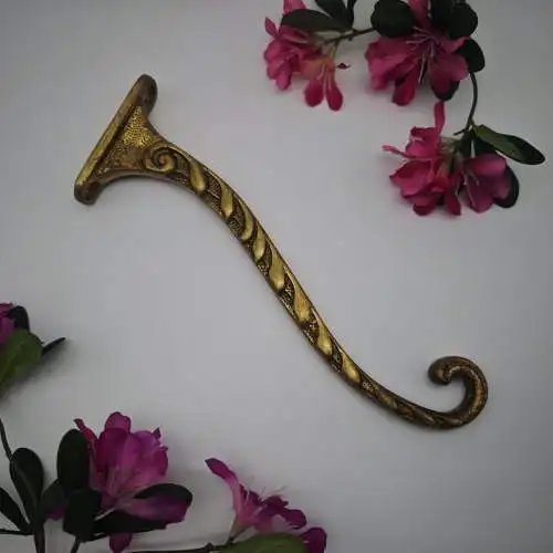 Messing Wandhaken mit Blätterranke geschwungener Kleiderhaken Vintage Garderobe 