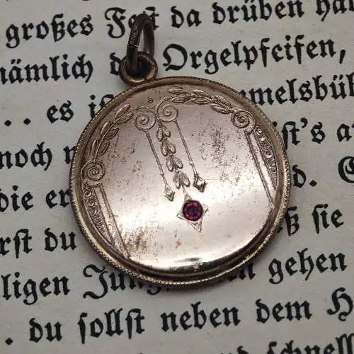 Antiker Medaillon Anhänger vergoldet Jugendstil mit rotem Stein um 1900