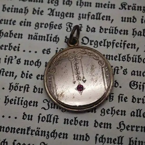 Antiker Medaillon Anhänger vergoldet Jugendstil mit rotem Stein um 1900
