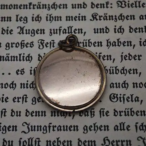 Antiker Medaillon Anhänger vergoldet Jugendstil mit rotem Stein um 1900