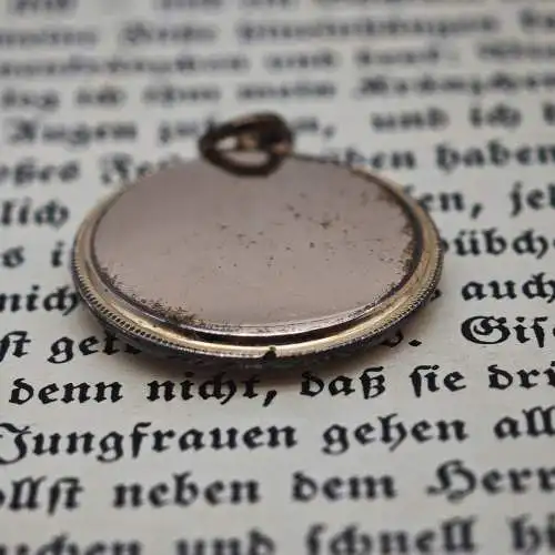 Antiker Medaillon Anhänger vergoldet Jugendstil mit rotem Stein um 1900
