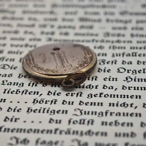Antiker Medaillon Anhänger vergoldet Jugendstil mit rotem Stein um 1900