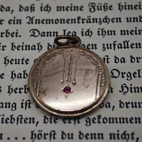 Antiker Medaillon Anhänger vergoldet Jugendstil mit rotem Stein um 1900