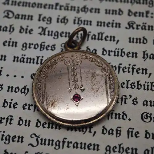 Antiker Medaillon Anhänger vergoldet Jugendstil mit rotem Stein um 1900