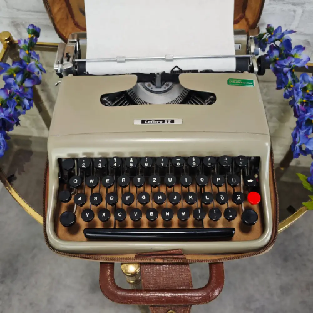 Olivetti Lettera 22 Reiseschreibmaschine beige braun mit Koffer Vintage WeeNTAGE 0