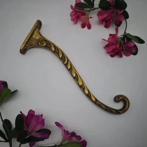 Messing Wandhaken mit Blätterranke geschwungener Kleiderhaken Vintage Garderobe 