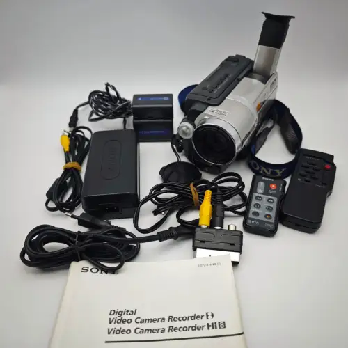 Sony CCD TRV208E Hi8 PAL Camcorder 2000er Handycam 20x Zoom Set WeeNTAGE