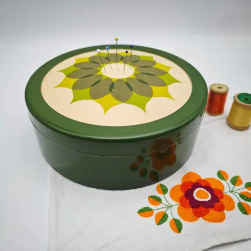 Nähkästchen rund Flower Power grün 1970er Blumen Deckel boho WeeNTAGE